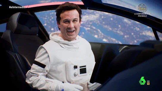 Joaquín Reyes imita al multimillonario Elon Musk Joaquín Reyes se convierte en Elon Musk, "perfecto ejemplo de la crisis de los 50, me gusta hacer cosas a bote pronto y lo que se me ocurra lo hago". En este vídeo, repasa sus inventos más innovadores, viaja por el cosmos y defiende Twitter.