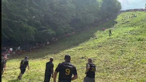 carrera del queso rodante 2023 Una joven de 19 años gana la carrera del festival del queso rodante 2023 y llega inconsciente a la meta