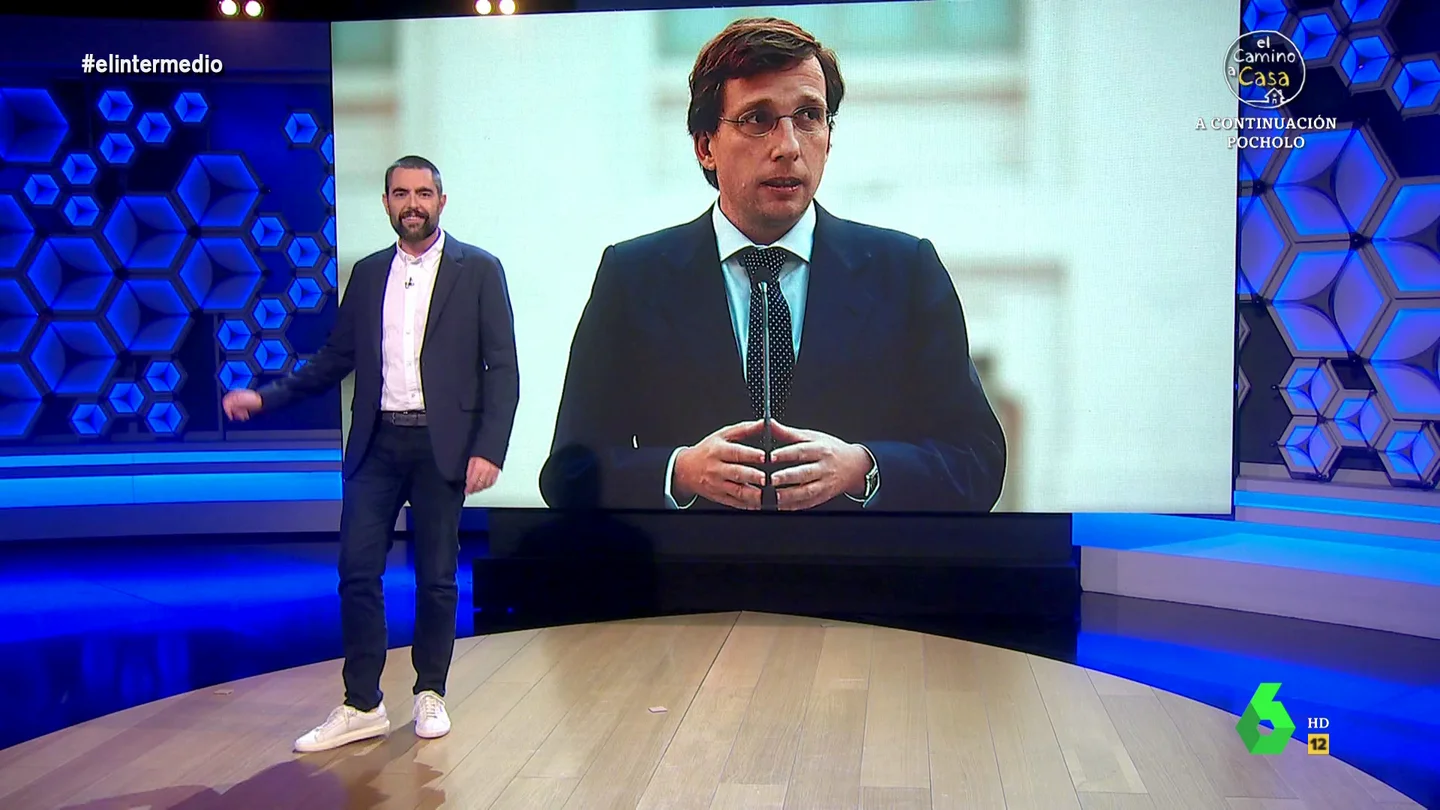 Dani Mateo alucina con el nivel de inglés de Martínez-Almeida El alcalde de Varsovia en catalán, la reina Letizia en ucraniano, José Luis Martínez-Almeida y Nadia Calviño en inglés. Dani Mateo muestra en este vídeo a los políticos que mejor hablan idiomas en un repaso donde no falta Isabel Díaz Ayuso.