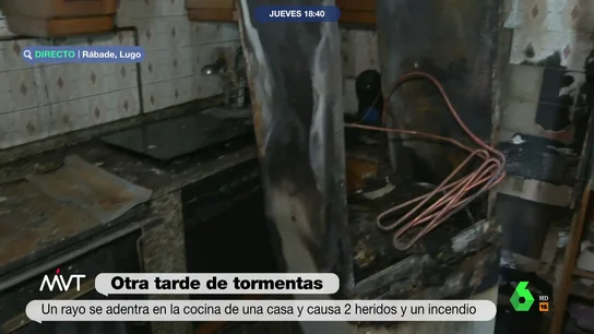 Así fue el tremendo impacto de un rayo en la cocina de una casa que dejó dos heridos "Mi madre sintió un estruendo y pensamos que era el ascensor, pero después entró en la cocina y estaba ardiendo todo", comenta Ernesto, cuya casa ha sufrido desperfectos y dos personas han resultado heridas tras impactar un rayo en su vivienda.