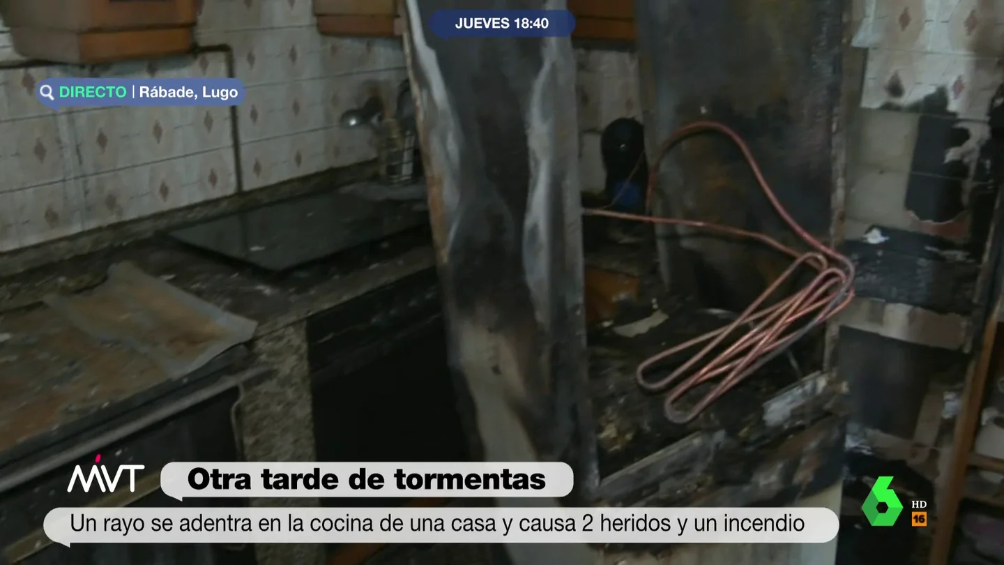 Así fue el tremendo impacto de un rayo en la cocina de una casa que dejó dos heridos "Mi madre sintió un estruendo y pensamos que era el ascensor, pero después entró en la cocina y estaba ardiendo todo", comenta Ernesto, cuya casa ha sufrido desperfectos y dos personas han resultado heridas tras impactar un rayo en su vivienda.