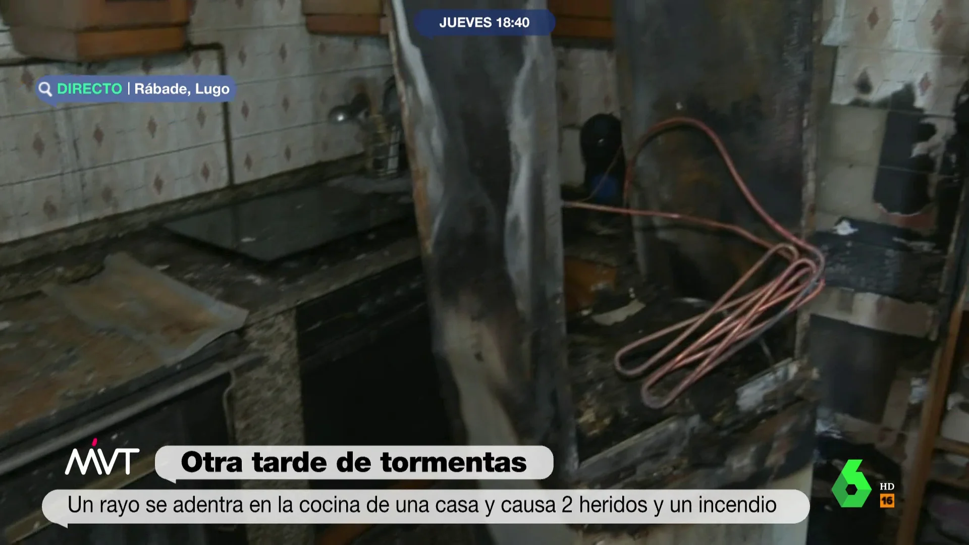 "Mi madre sintió un estruendo y pensamos que era el ascensor, pero después entró en la cocina y estaba ardiendo todo", comenta Ernesto, cuya casa ha sufrido desperfectos y dos personas han resultado heridas tras impactar un rayo en su vivienda.