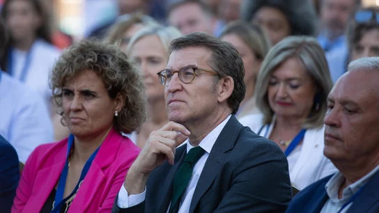 La portavoz del PP en el Parlamento Europeo, Dolors Montserrat y el presidente del PP, Alberto Núñez Feijóo, durante la escuela de verano del PP de Cerdanyola del Vallès. La portavoz del PP en el Parlamento Europeo, Dolors Montserrat y el presidente del PP, Alberto Núñez Feijóo, durante la escuela de verano del PP de Cerdanyola del Vallès.