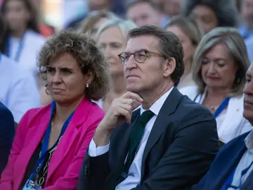 La portavoz del PP en el Parlamento Europeo, Dolors Montserrat y el presidente del PP, Alberto Núñez Feijóo, durante la escuela de verano del PP de Cerdanyola del Vallès.