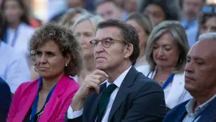La portavoz del PP en el Parlamento Europeo, Dolors Montserrat y el presidente del PP, Alberto Núñez Feijóo, durante la escuela de verano del PP de Cerdanyola del Vallès.