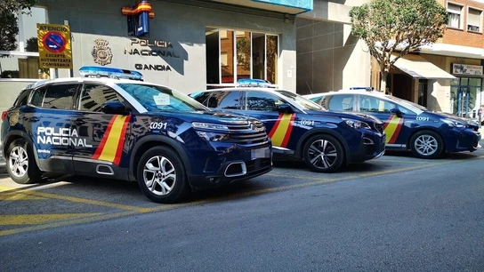 Coches de la Policía Nacional a las puertas de la comisaría de Gandía Coches de la Policía Nacional a las puertas de la comisaría de Gandía