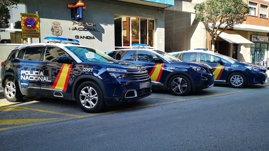 Coches de la Policía Nacional a las puertas de la comisaría de Gandía