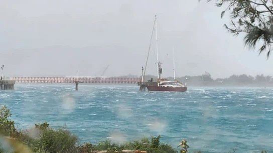 Hallan a 30 metros y saqueado el velero 'Pros', naufragado cuando recreaba la primera vuelta al mundo Hallan a 30 metros y saqueado el velero 'Pros', naufragado cuando recreaba la primera vuelta al mundo