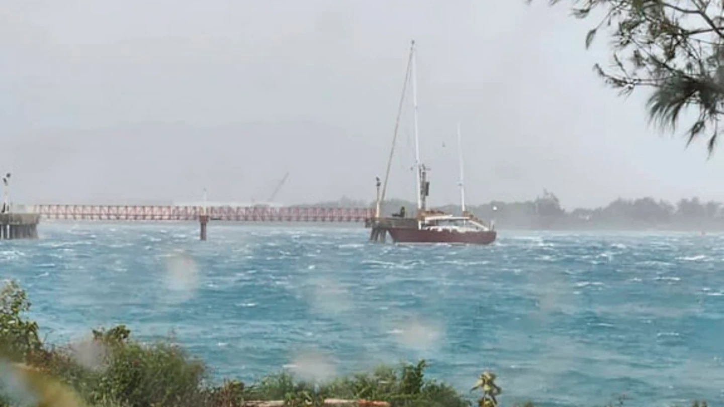 Hallan a 30 metros y saqueado el velero 'Pros', naufragado cuando recreaba la primera vuelta al mundo Hallan a 30 metros y saqueado el velero 'Pros', naufragado cuando recreaba la primera vuelta al mundo