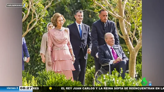 La impactante foto del rey Juan Carlos I en silla de ruedas en la boda de Hussein de Jordania y Rajwa Al Saif La impactante foto del rey Juan Carlos I en silla de ruedas en la boda de Hussein de Jordania y Rajwa Al Saif
