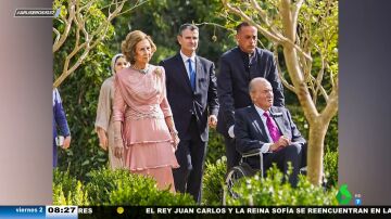 La impactante foto del rey Juan Carlos I en silla de ruedas en la boda de Hussein de Jordania y Rajwa Al Saif