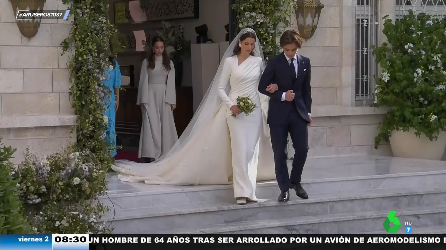 Vestido de novia asimétrico y zapatos planos: la elección de Rajwa Al Saif en su boda con el príncipe Hussein de Jordania Vestido de novia asimétrico y zapatos planos: la elección de Rajwa Al Saif en su boda con el príncipe Hussein de Jordania