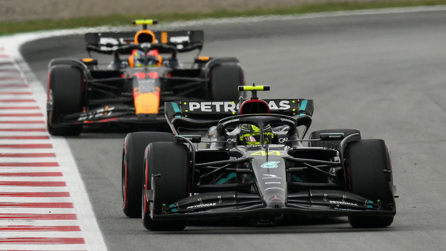 Lewis Hamilton y Sergio Pérez. Lewis Hamilton y Sergio Pérez.