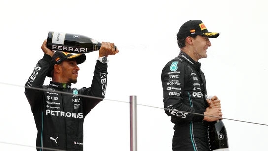 Lewis Hamilton y George Russell en el podio. Lewis Hamilton y George Russell en el podio.