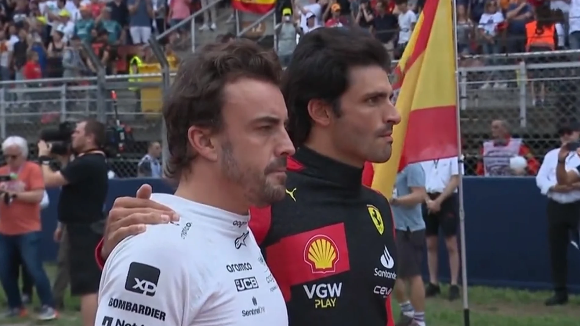 La comunión entre Fernando Alonso y Carlos Sainz durante el himno de España