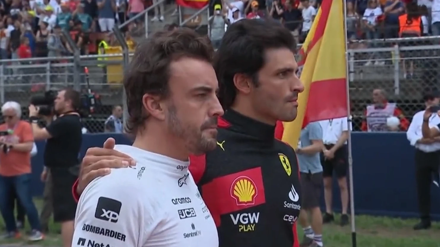 La comunión entre Fernando Alonso y Carlos Sainz durante el himno de España