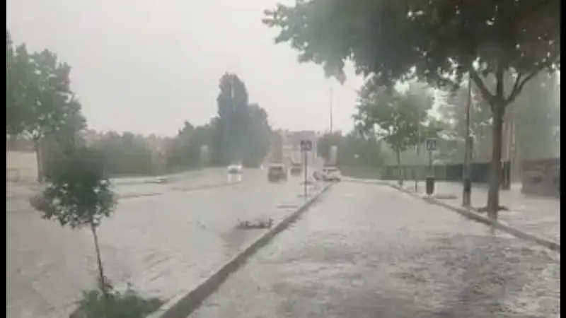Las fuertes lluvias provocan inundaciones y balsas de agua en varios punto de Ávila capital