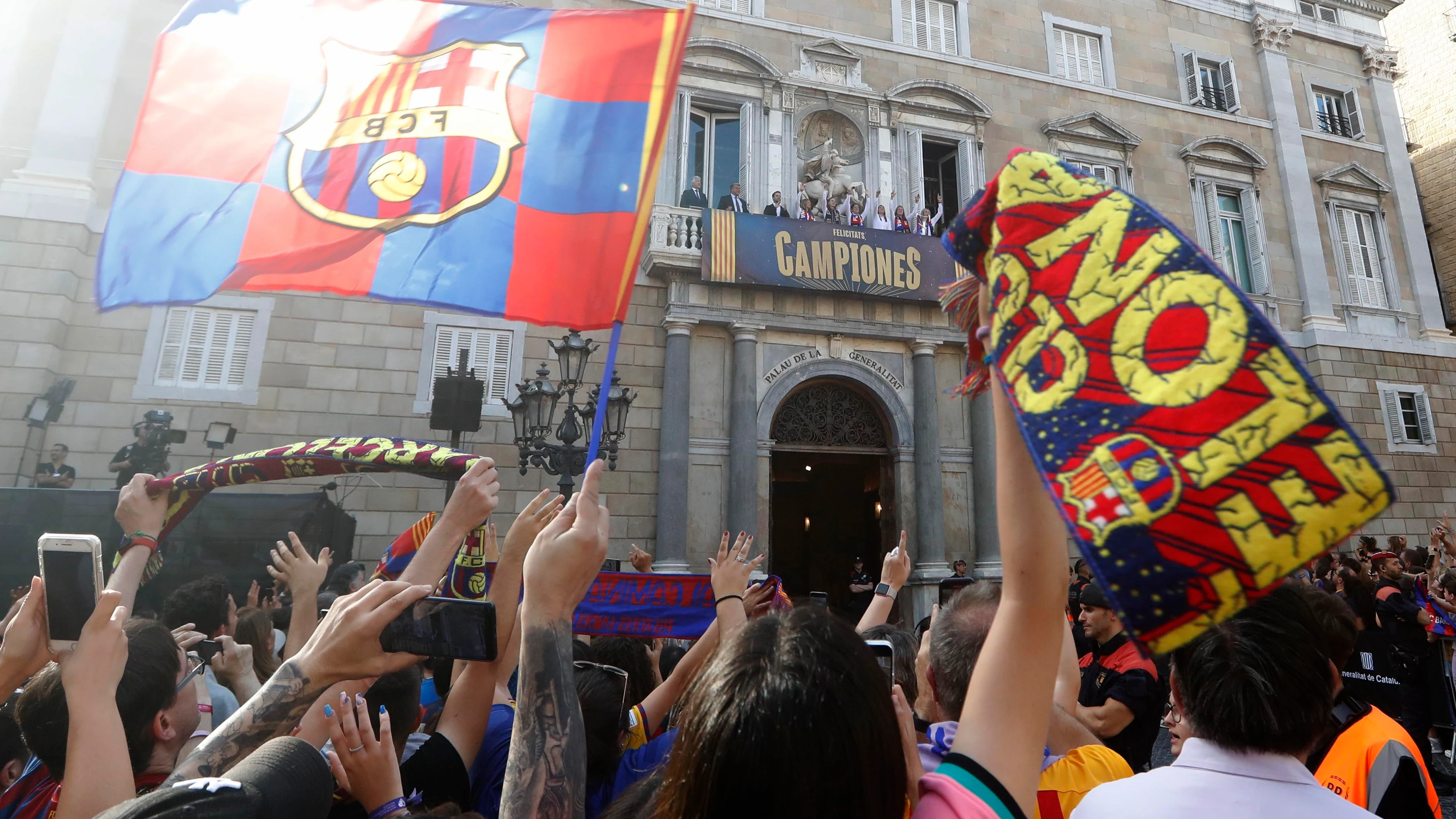 Momento de la celebración del Barça femenino por la Champions League