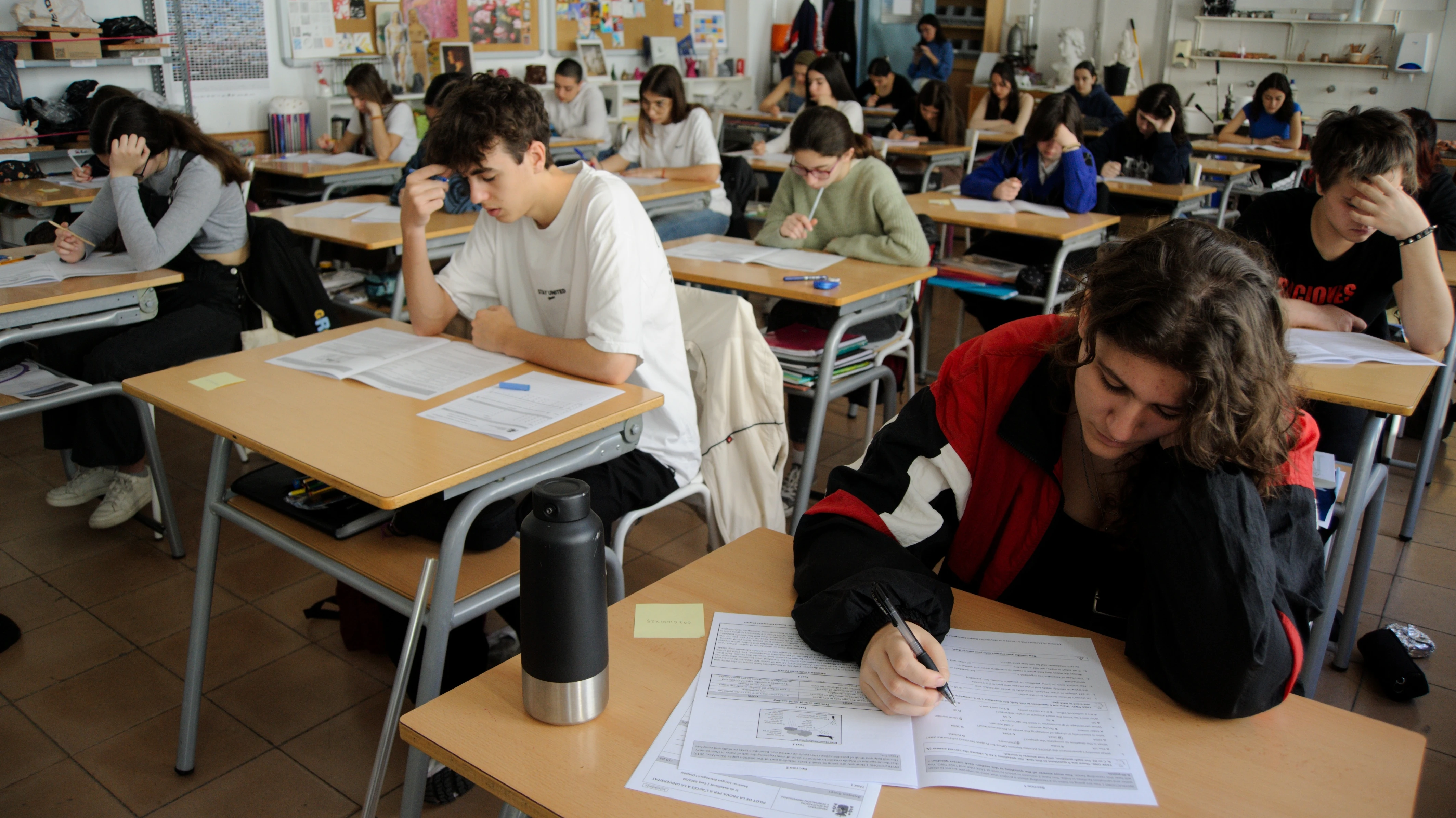 Fotografía de alumnos de Bachillerato haciendo la Selectividad