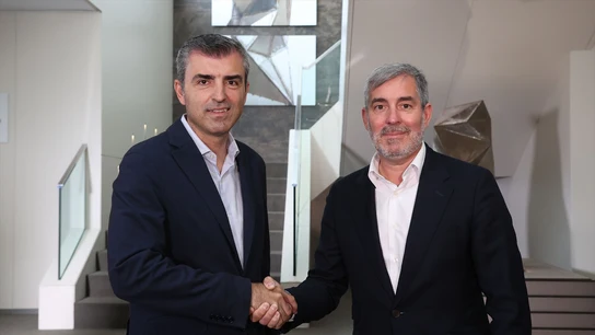 El secretario general de Coalición Canaria, Fernando Clavijo (d), y el presidente del PP de Canarias, Manuel Domínguez (i), se dan la mano tras la reunión de la comisión negociadora de Coalición Canaria y PP Canarias. El secretario general de Coalición Canaria, Fernando Clavijo (d), y el presidente del PP de Canarias, Manuel Domínguez (i), se dan la mano tras la reunión de la comisión negociadora de Coalición Canaria y PP Canarias.