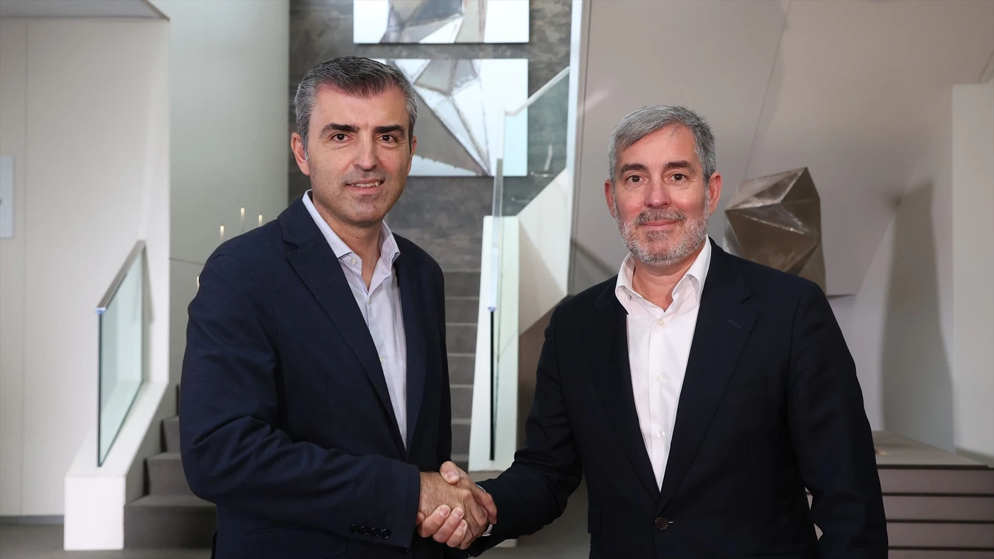 El secretario general de Coalición Canaria, Fernando Clavijo (d), y el presidente del PP de Canarias, Manuel Domínguez (i), se dan la mano tras la reunión de la comisión negociadora de Coalición Canaria y PP Canarias. El secretario general de Coalición Canaria, Fernando Clavijo (d), y el presidente del PP de Canarias, Manuel Domínguez (i), se dan la mano tras la reunión de la comisión negociadora de Coalición Canaria y PP Canarias.