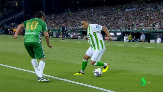 Denilson en estado puro: así fue la bicicleta del brasileño que arrancó los olés del Villamarín "La calidad no se pierde nunca", comenta Josep Pedrerol al ver cómo Denilson ejecuta uno de sus regates más recordados. La jugada y la reacción tanto del Benito Villamarín, como de los jugadores del banquillo del Betis, en este vídeo.