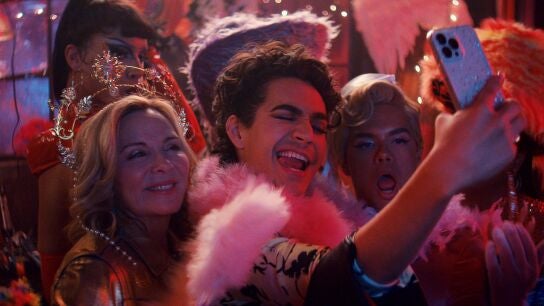 En 'Glamourous', Marco Mejía (Miss Benny) entra a formar parte de un universo que le ayudará a conocerse mejor.