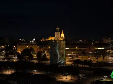 Una imagen para la historia: así se suma la Torre del Oro de Sevilla al homenaje a Joaquín