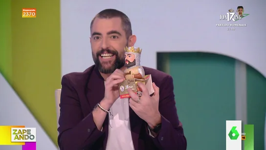 El regalo que Iñaki Urrutia hace a Zapeando que se parece a Santiago Abascal según Dani Mateo El regalo que Iñaki Urrutia hace a Zapeando que se parece a Santiago Abascal según Dani Mateo