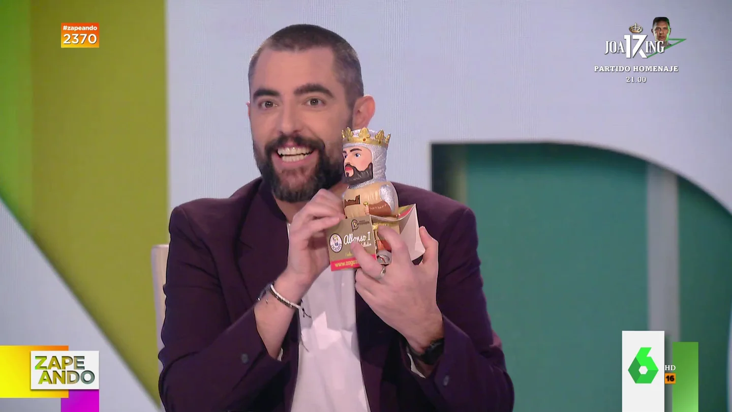 El regalo que Iñaki Urrutia hace a Zapeando que se parece a Santiago Abascal según Dani Mateo El regalo que Iñaki Urrutia hace a Zapeando que se parece a Santiago Abascal según Dani Mateo