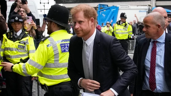 El príncipe Harry, entrando a declarar en el juicio contra los tabloides ingleses El príncipe Harry, entrando a declarar en el juicio contra los tabloides ingleses
