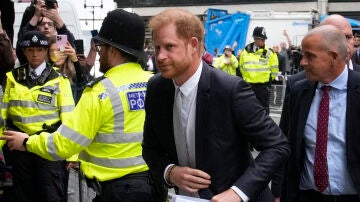 El príncipe Harry, entrando a declarar en el juicio contra los tabloides ingleses