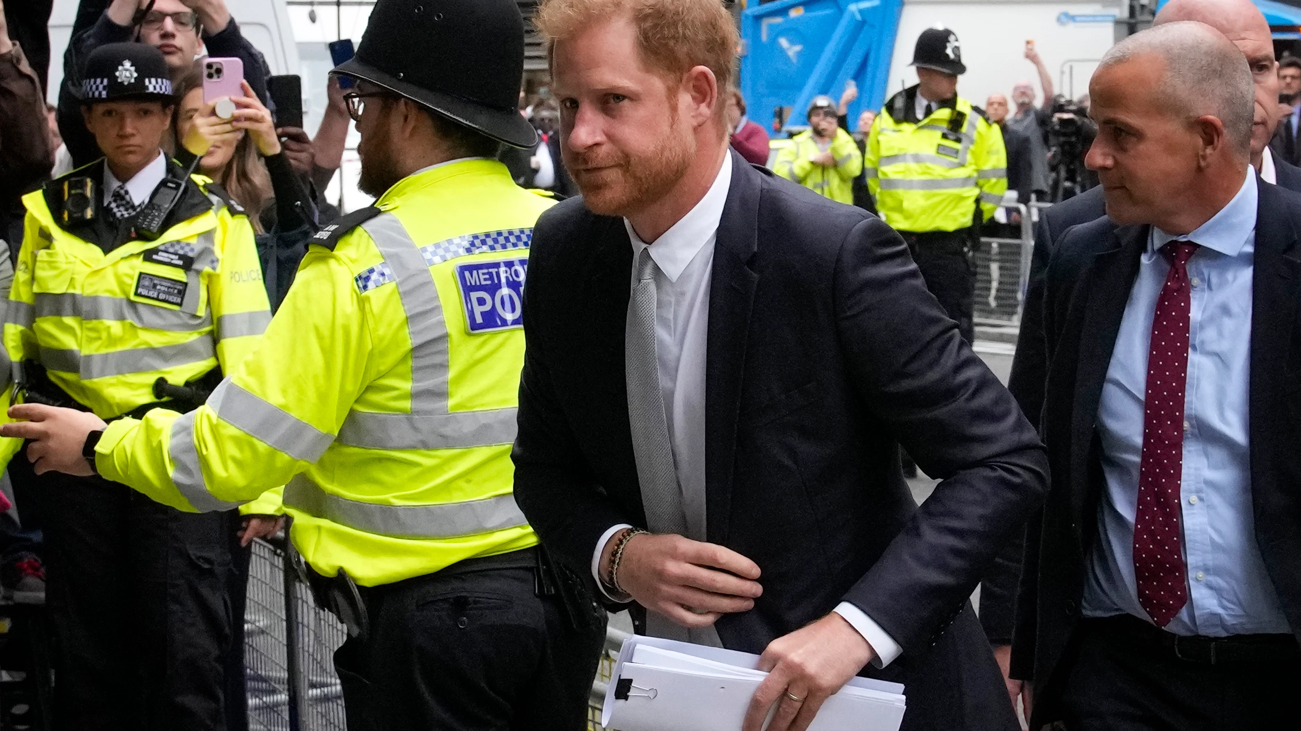 El príncipe Harry, entrando a declarar en el juicio contra los tabloides ingleses