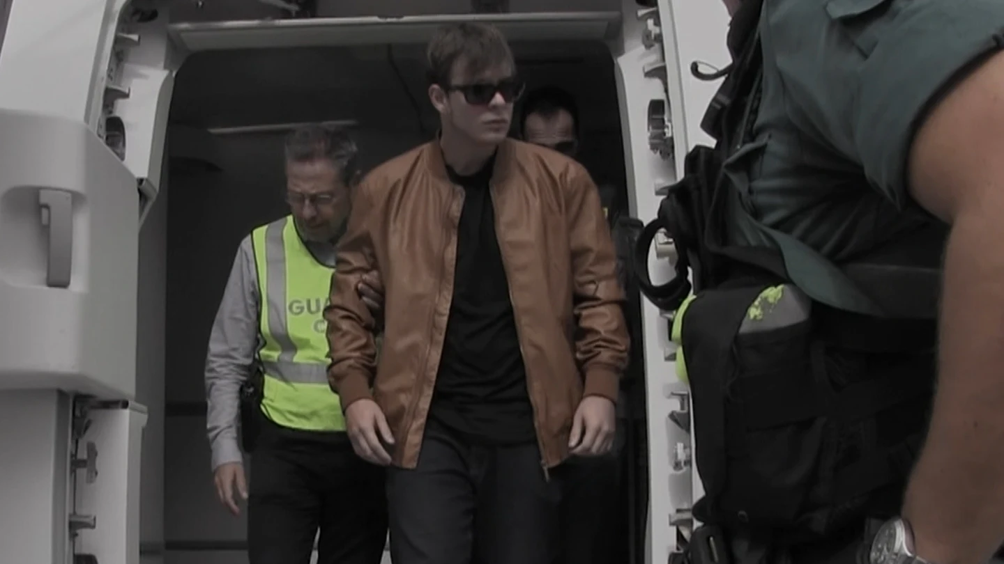 La imagen de Patrick Nogueira detenido tras viajar a España para entregarse, en 'No se lo digas a andie'. La imagen de Patrick Nogueira detenido tras viajar a España para entregarse, en 'No se lo digas a andie'.