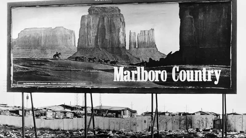 Cartel publicitario de Marlboro sobre poblado de chabolas. Madrid, años 80.