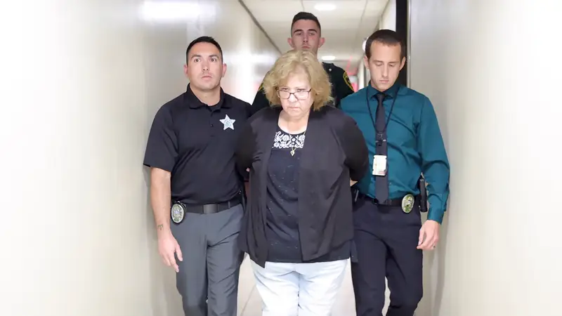 Susan Lorincz, siendo escoltada por los agentes tras su detención