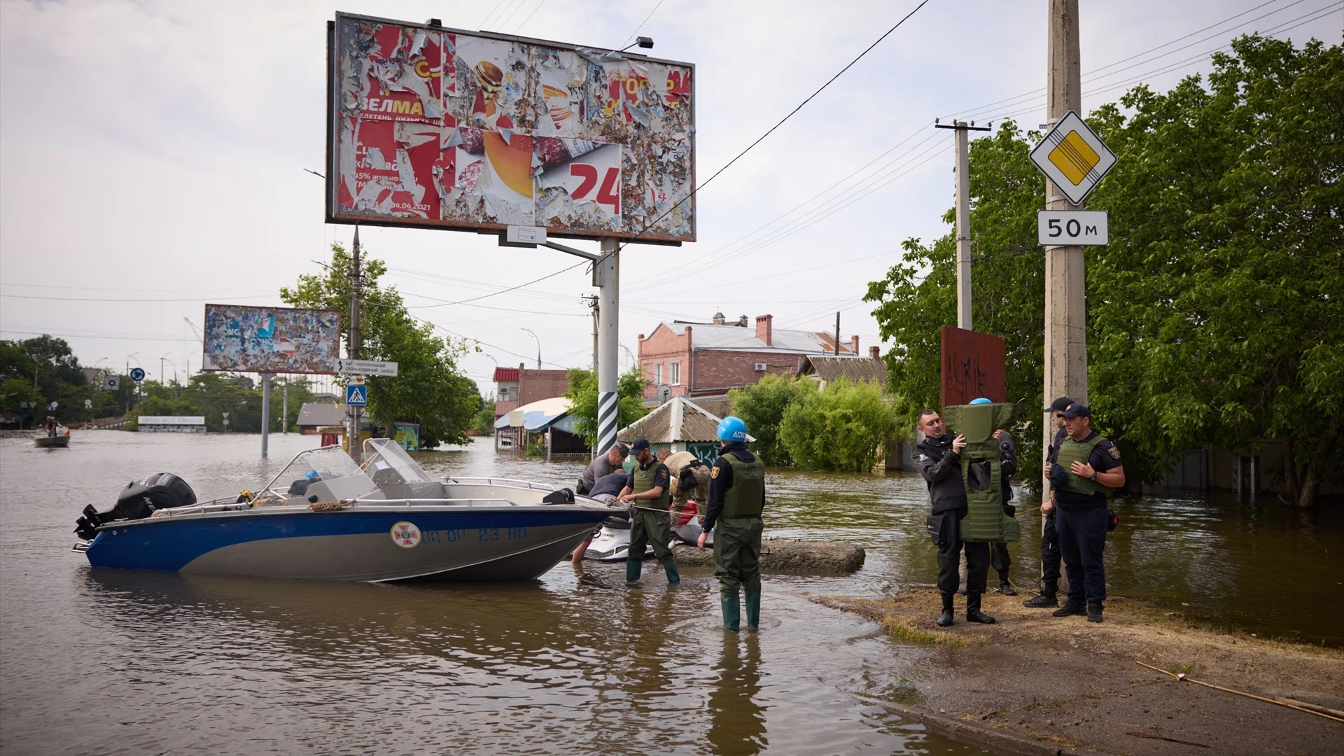 Las fuerzas de emergencia se preparan para evacuar a los residentes atrapados en el agua en Jersón.