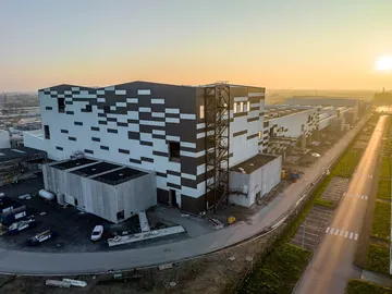 La fábrica ya se deja ver por Francia La fábrica ya se deja ver por Francia