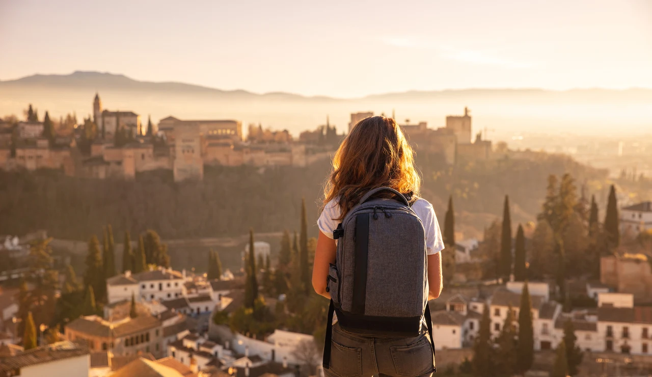 Chica joven viajando en Granada, España