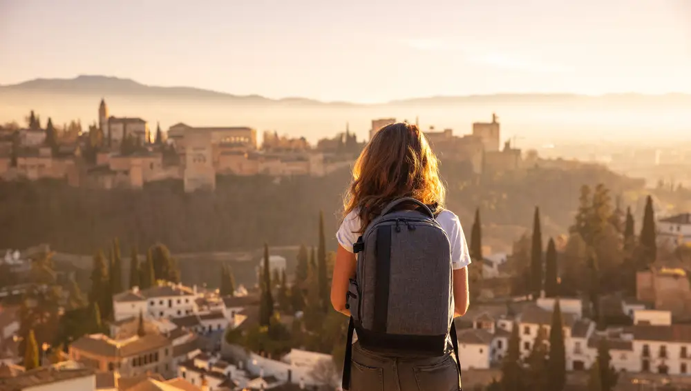 Chica joven viajando en Granada, España