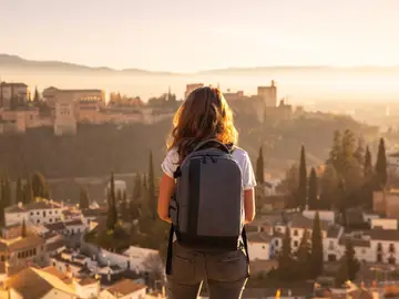 Chica joven viajando en Córdoba, España