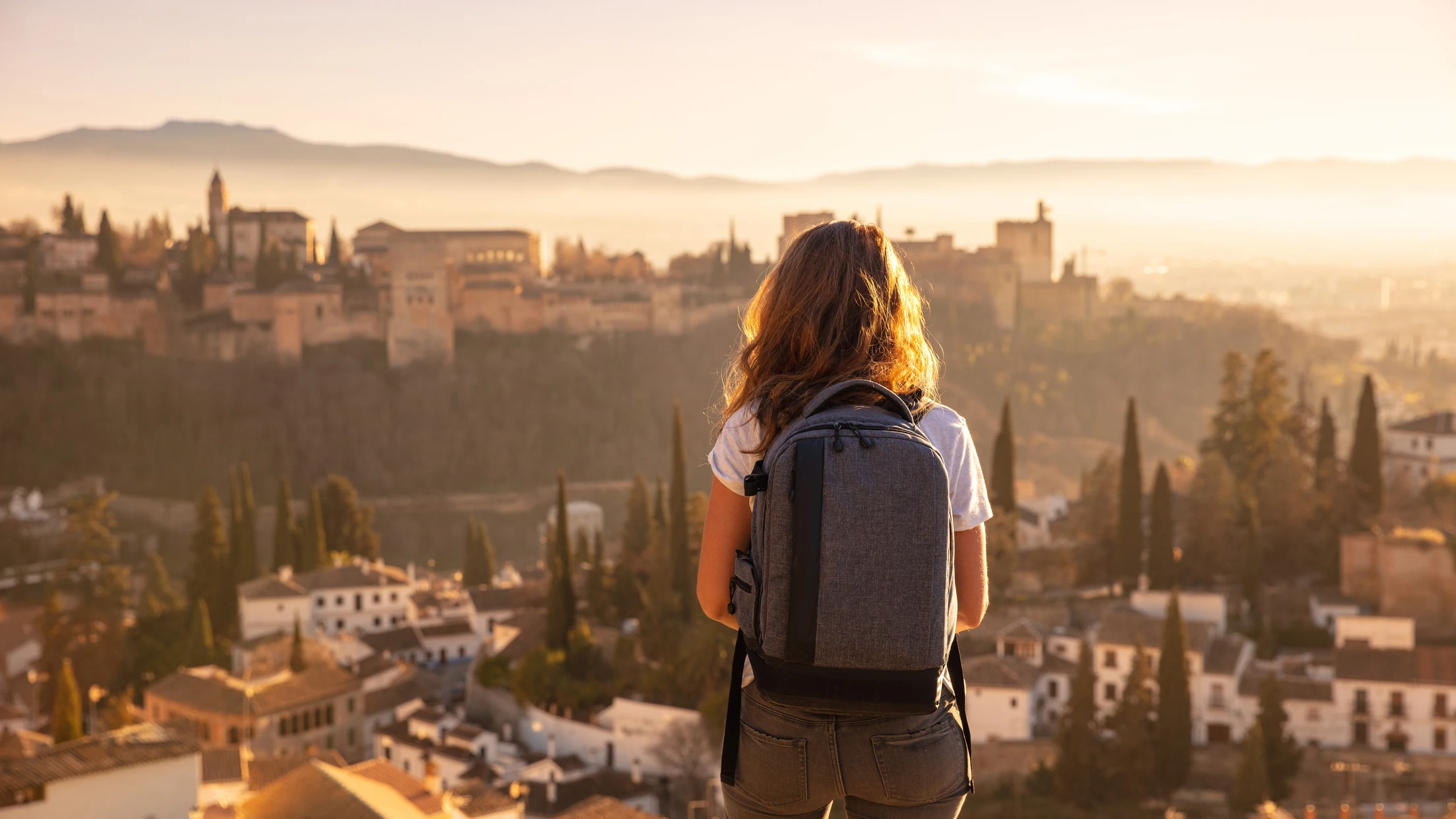 Chica joven viajando en Granada, Espa&ntilde;a