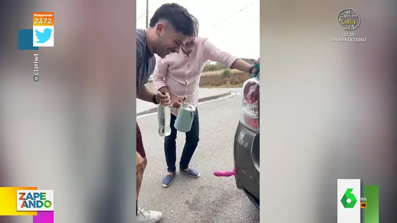 Así arregla una joven la abolladura del coche de su padre con un juguete sexual 