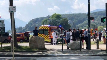 Los servicios médicos llegan al parque de Annecy (Francia) tras el ataque con cuchillo a varios niños