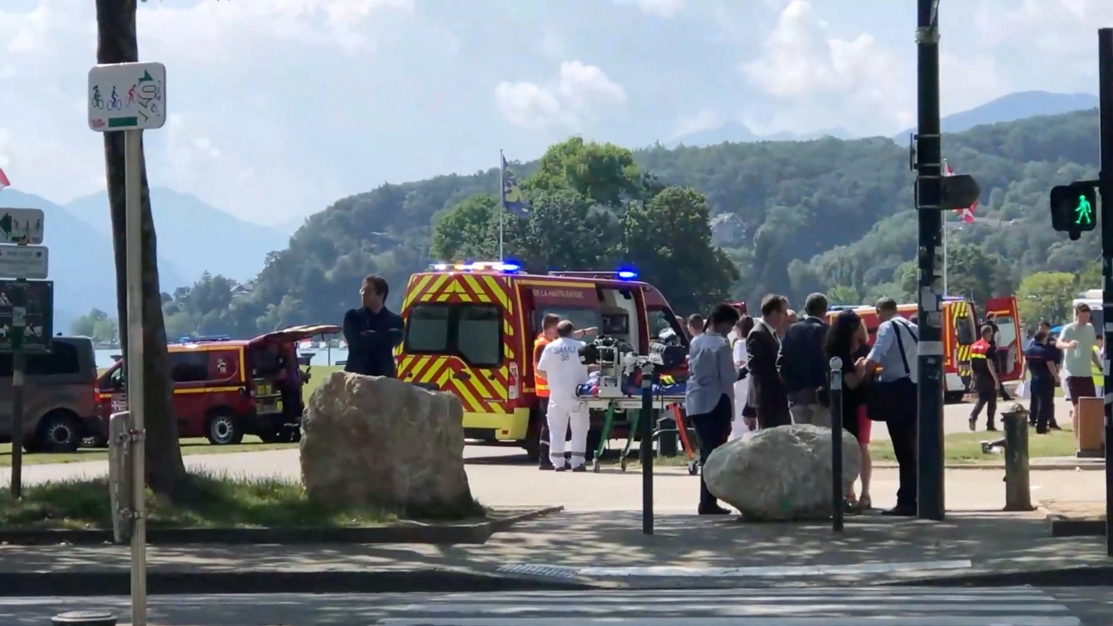 Los servicios médicos llegan al parque de Annecy (Francia) tras el ataque con cuchillo a varios niños