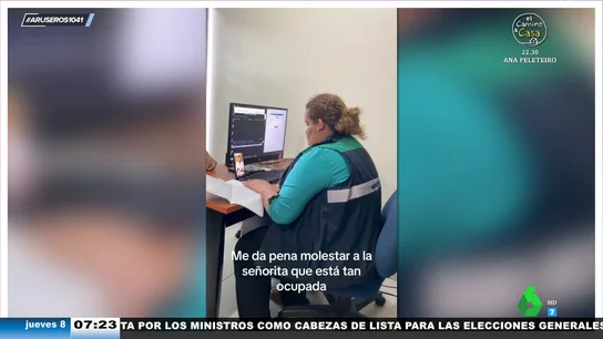 Una trabajadora se hace viral por ver telenovelas en el trabajo mientras 20 personas esperan a ser atendidas Una trabajadora se hace viral por ver telenovelas en el trabajo mientras 20 personas esperan a ser atendidas