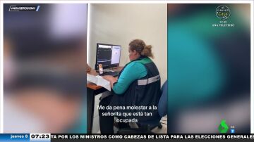 Una trabajadora se hace viral por ver telenovelas en el trabajo mientras 20 personas esperan a ser atendidas