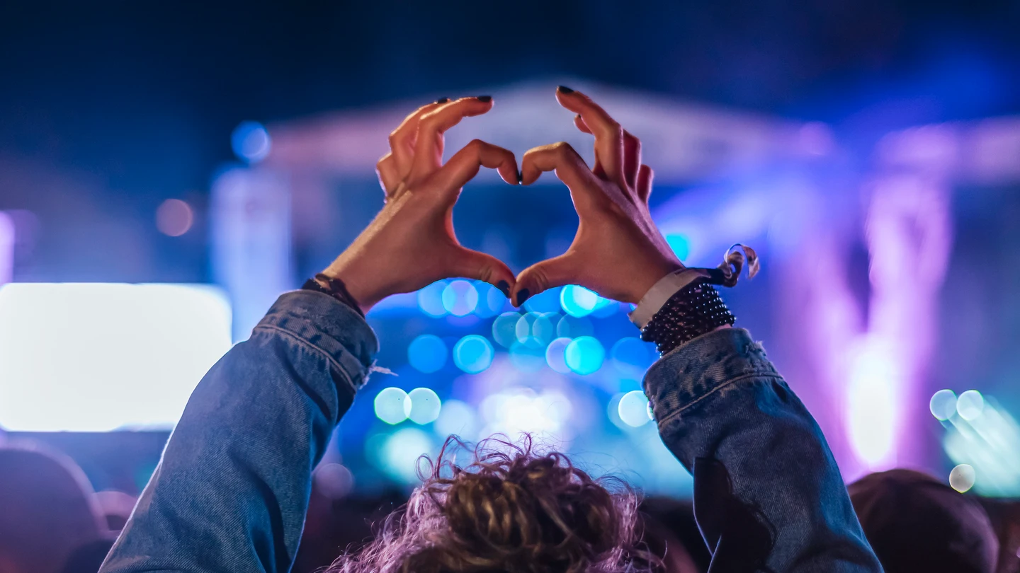 Chica joven en un concierto Chica joven en un concierto