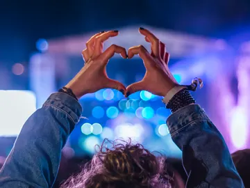 Chica joven en un concierto Chica joven en un concierto