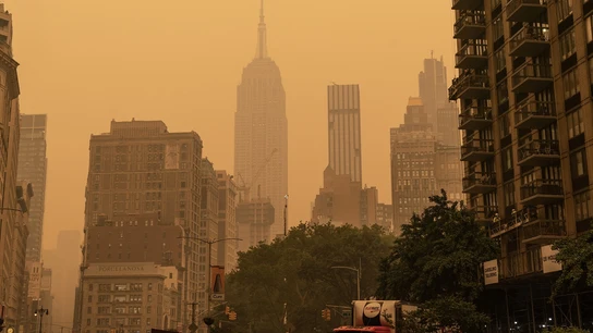 Imagen de archivo de la columna de humo que ha teñido de naranja el cielo de Nueva York. Imagen de archivo de la columna de humo que ha teñido de naranja el cielo de Nueva York.